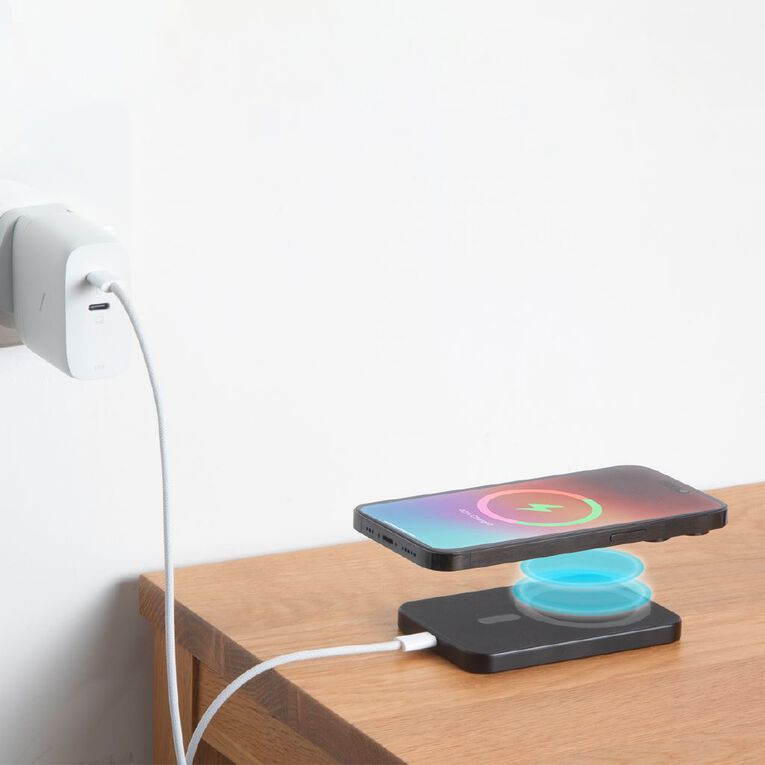 Native Union (Re)Classic Magnetic Power Bank 5K - Black, , hi-res