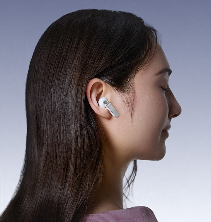 A person wearing Galaxy Buds4 while looking toward the left.