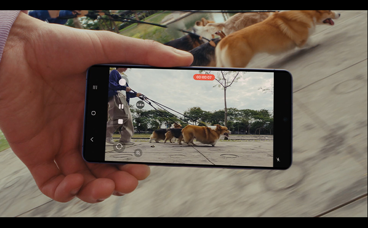 A video is being shot on Galaxy S26 with Super Steady's Horizontal Lock. The screen shows the user is recording a pet running. Even as they both run, the video remains level.