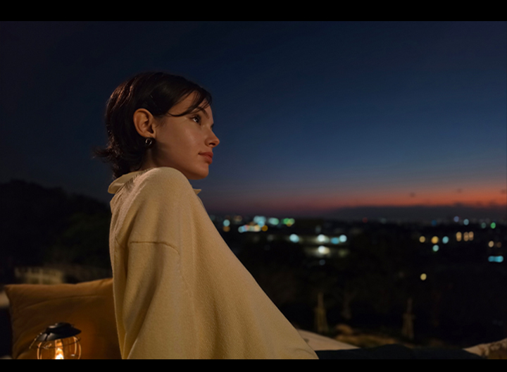 Two photos have been shot outside in low light. First, a portrait of someone. Next, a photo of two friends. With Nightography, details remain clear and vivid.